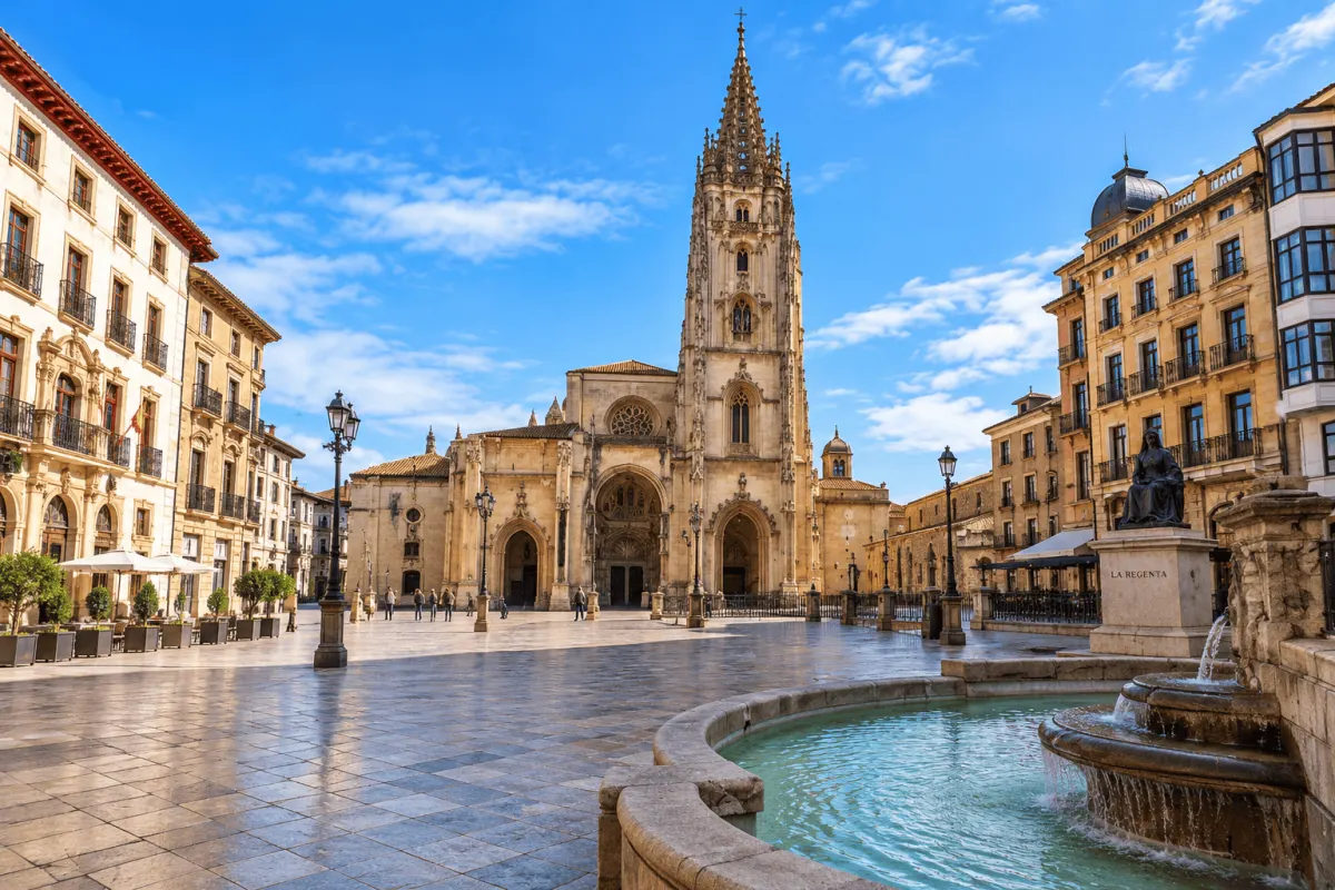 Catedral de Oviedo desde la plaza, con la estatua de La Regenta