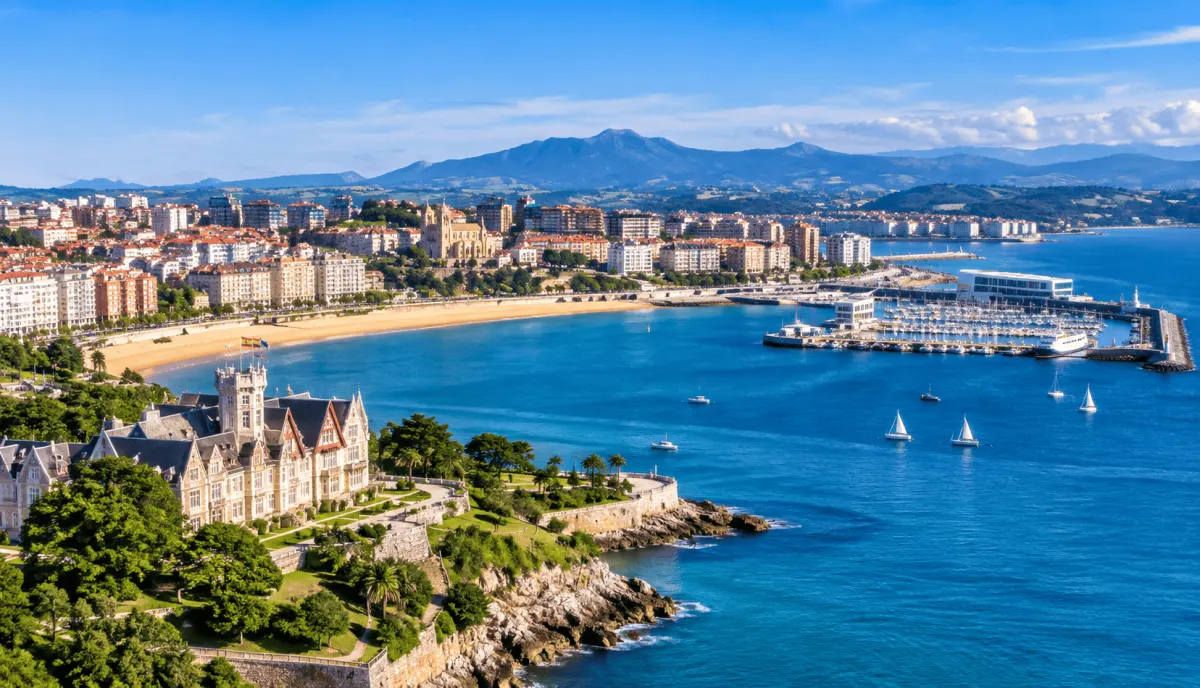 La bahía de Santander con el Palacio de la Magdalena en primer plano y la ciudad al fondo