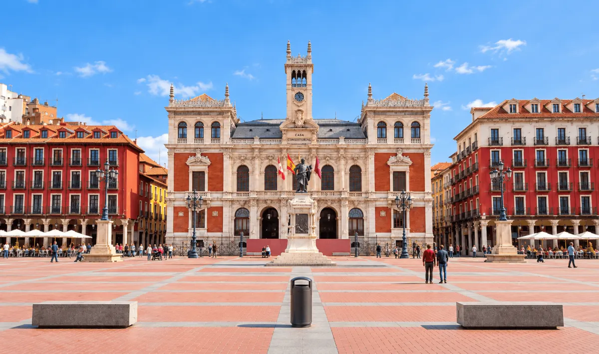 La Plaza Mayor de Valladolid, con la Casa Consistorial y sus soportales
