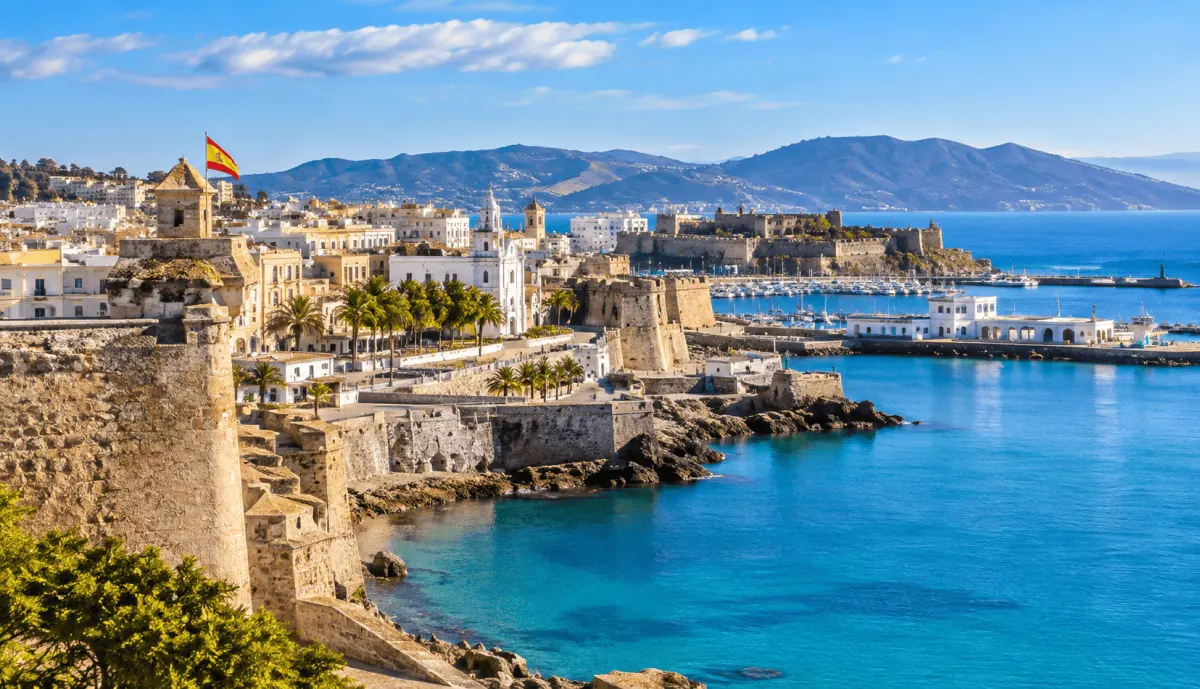 Vista de Ceuta desde las Murallas Reales, con la ciudad, el puerto y el Mediterráneo