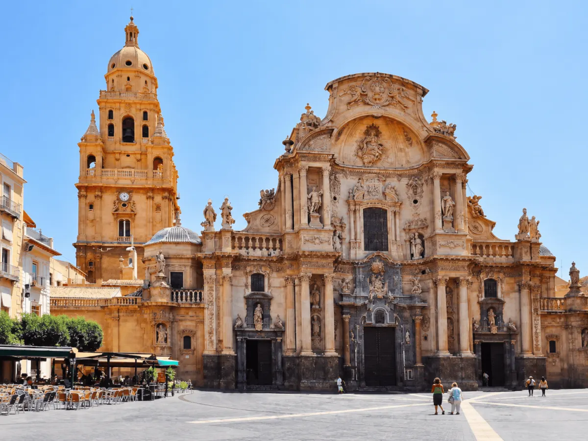 Fachada barroca de la catedral de Murcia y su torre campanario desde la plaza
