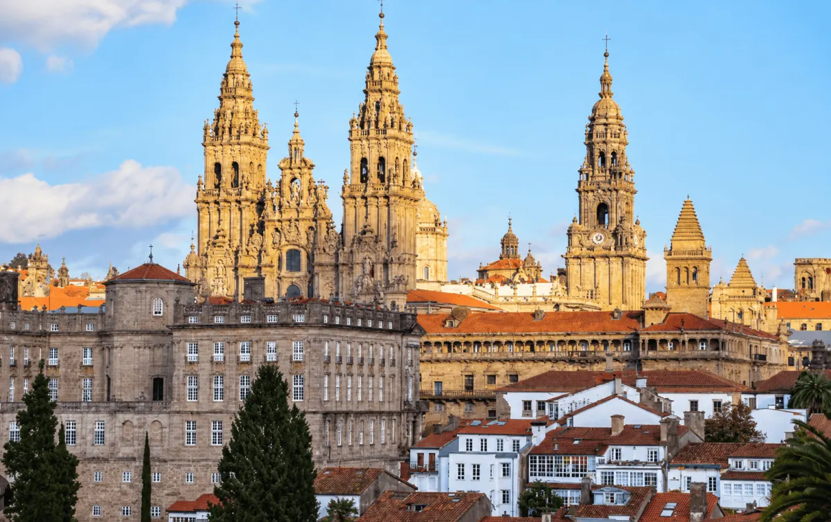 Las torres de la catedral de Santiago de Compostela sobre los tejados de la ciudad