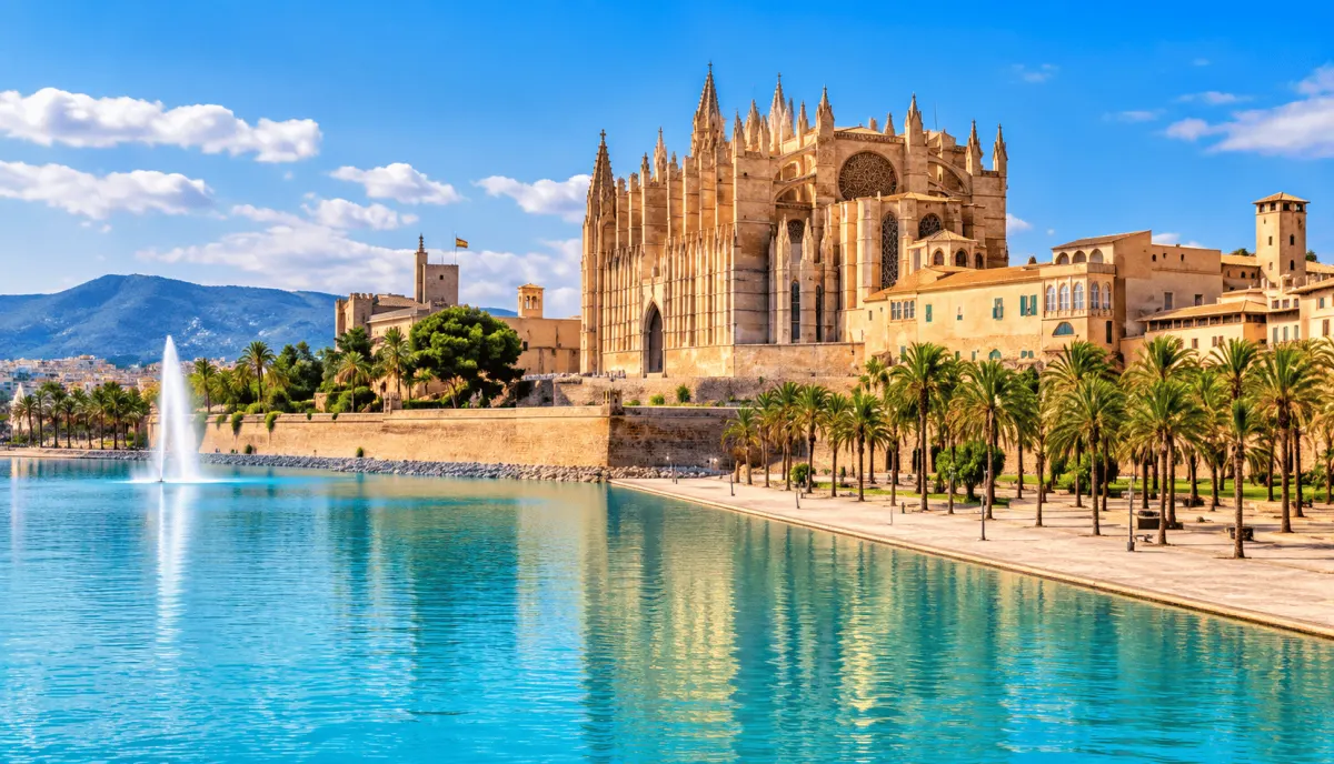 La catedral de Palma, la Seu, vista desde el lago del Parc de la Mar