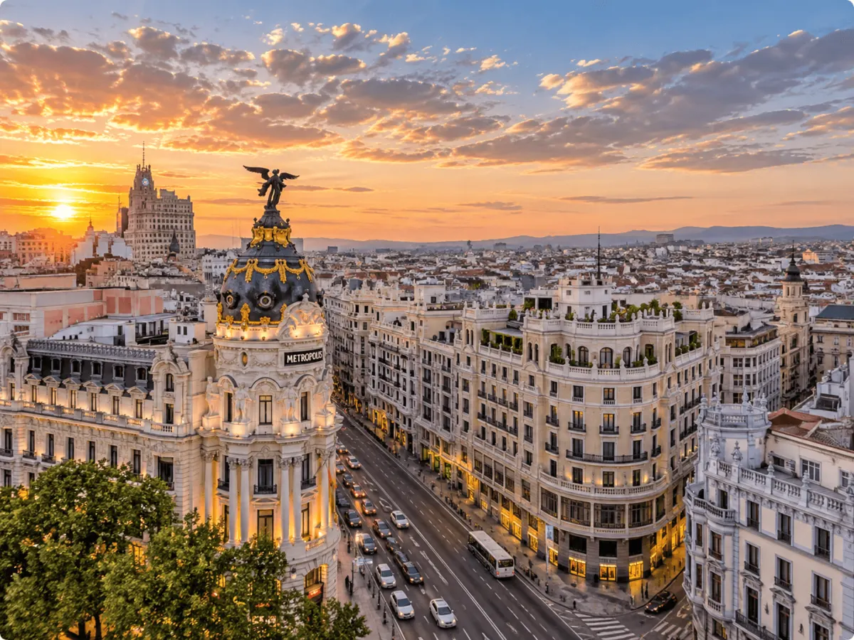 Edificio Metropolis y Gran Vía de Madrid al atardecer