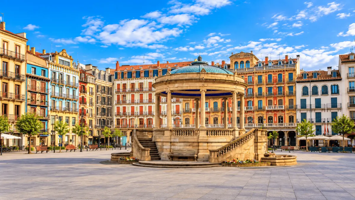El kiosco de la plaza del Castillo de Pamplona y sus fachadas de colores