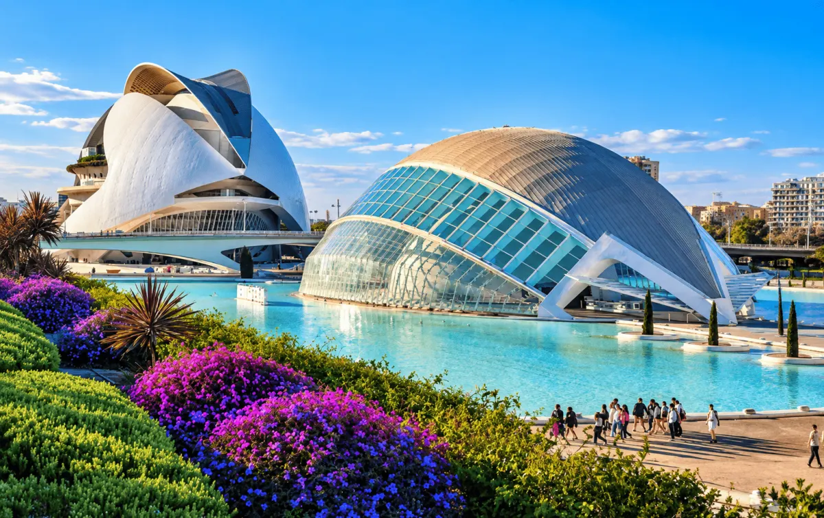 La Ciudad de las Artes y las Ciencias de Valencia, con el Palau de les Arts y el Hemisfèric